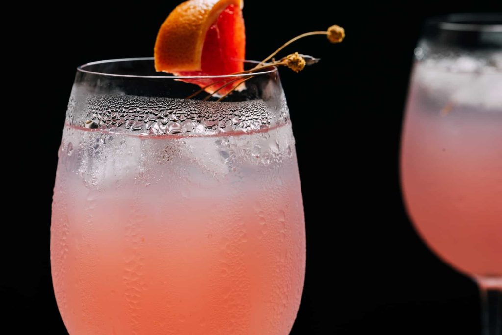 Cocktail grapefruit. Alcoholic beverage with ice